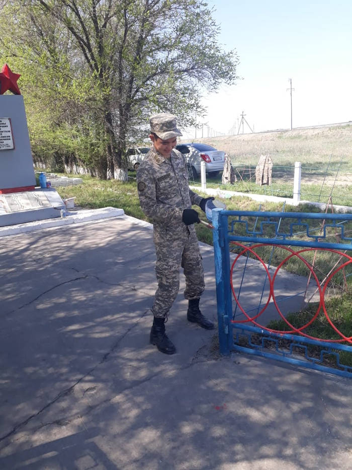 Уборку памятников и воинских захоронений провели военнослужащие РгК «Восток»