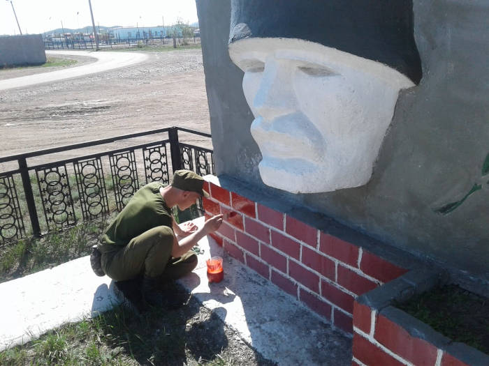 Уборку памятников и воинских захоронений провели военнослужащие РгК «Восток»
