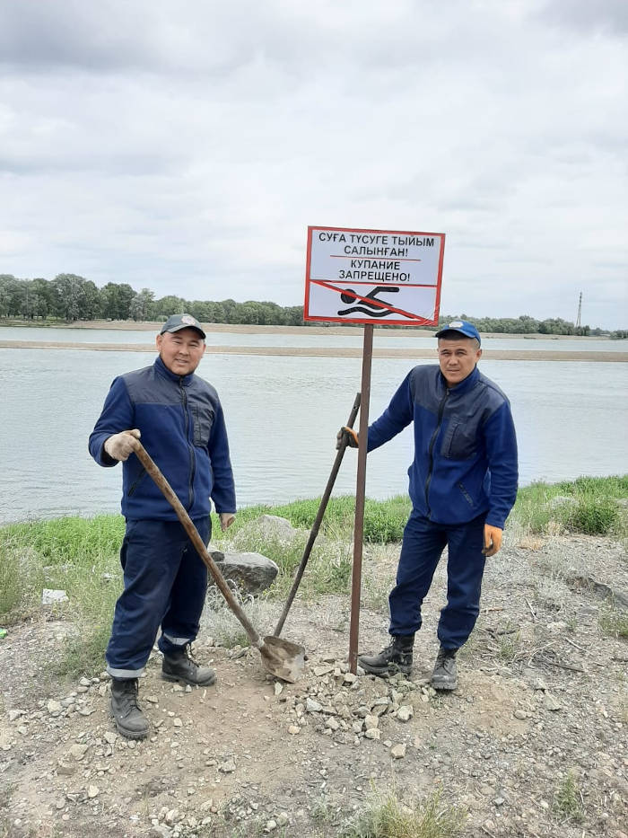 У водоемов Семея установлены предупредительные знаки в опасных для купания местах