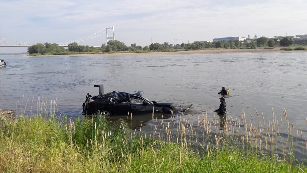 В Семее автомобиль упал с моста в Иртыш, водитель погиб