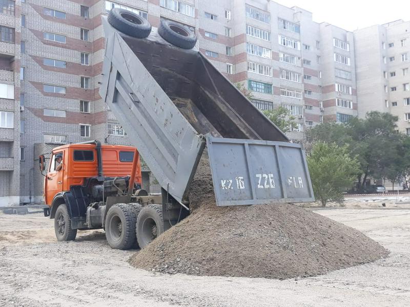 Подрядчики из разных городов РК благоустраивают дворы в Семее