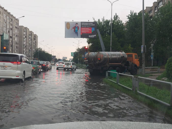 Сильный ливень затопил улицы в Семее