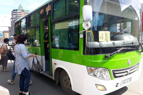 В Семее безбилетный пассажир автобуса с топором напал на контролёра