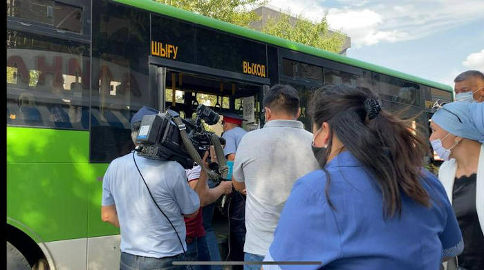 В Семее безбилетный пассажир автобуса с топором напал на контролёра