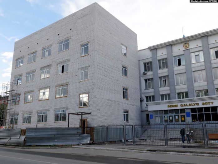 «Будем жить как в подвале». Жители Семея возмущены застройкой города