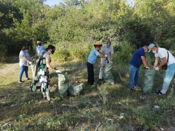 Акция по очистке берега Иртыша от мусора прошла в Семее