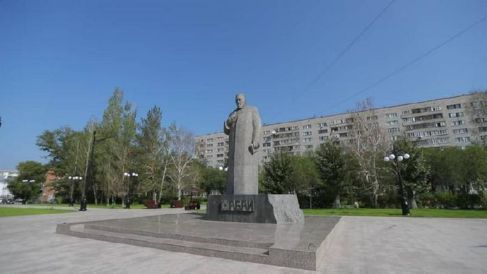 Яблоня зацвела у памятника Абаю в Семее