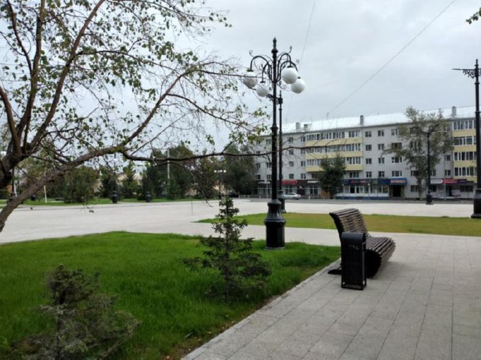 Яблоня зацвела у памятника Абаю в Семее