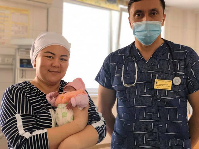 Младенца весом 800 гр выхаживают шымкентские врачи
