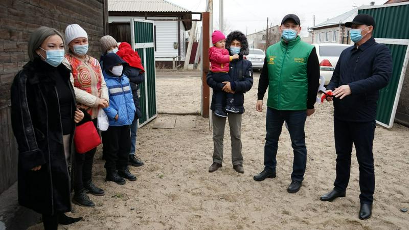 Многодетной семье подарили дом в Семее