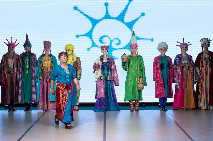 Казахстанские дизайнеры предлагают вернуть в моду казахскую юбку-белдемше