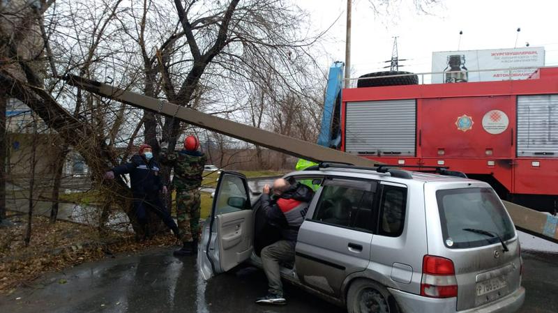 Из-за сильного ветра бетонный столб упал  на автомобиль в Семее