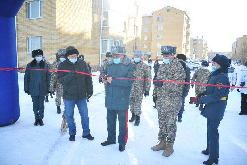 Военнослужащие построили ледовый городок в Семее
