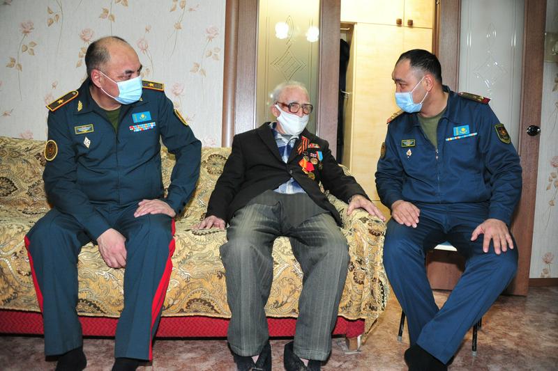 «Новогоднее чудо» дарят ветеранам и детям военнослужащие Семея