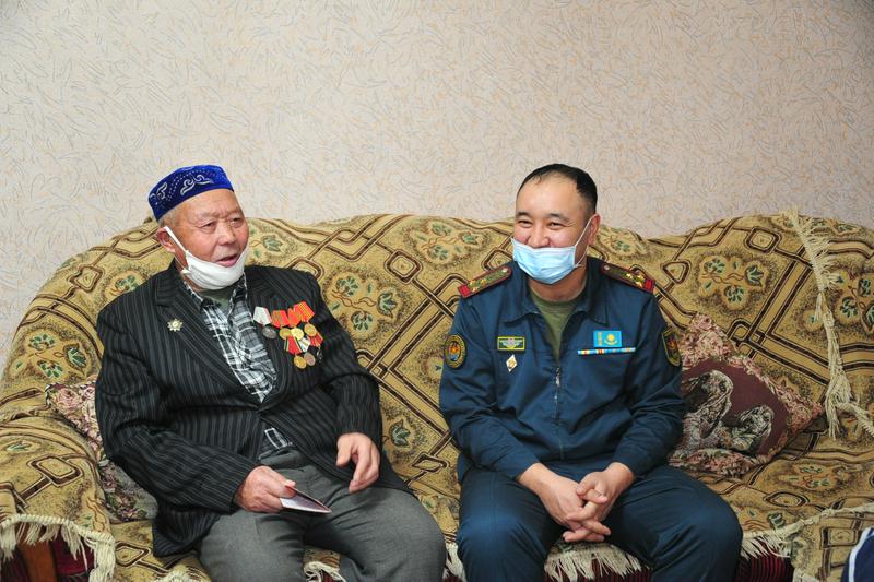 «Новогоднее чудо» дарят ветеранам и детям военнослужащие Семея