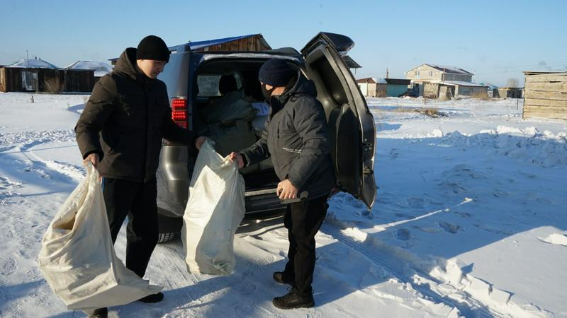Углем и дровами помогает нуждающимся предприниматель из Семея