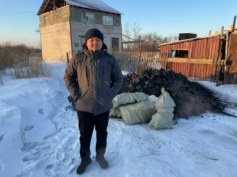 Углем и дровами помогает нуждающимся предприниматель из Семея