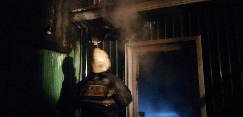 Пожилую женщину во время пожара спасли двое парней в Семее