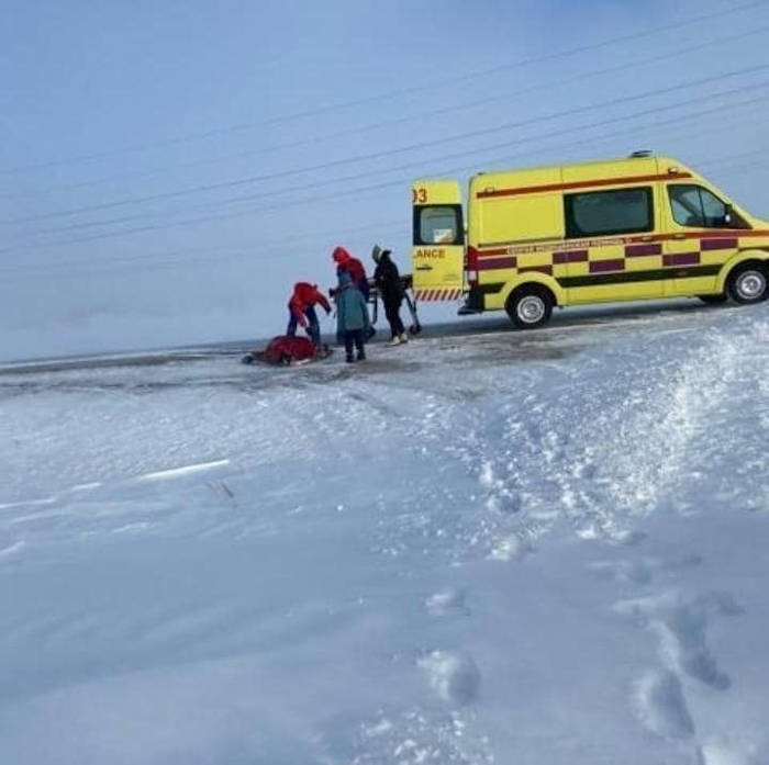 Больного до машины «скорой помощи» тащили на железе по снегу под Аркалыком