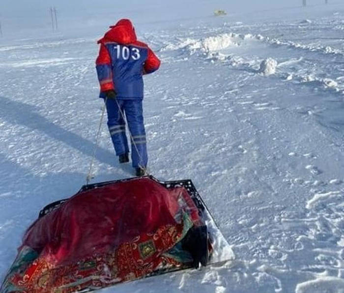 Больного до машины «скорой помощи» тащили на железе по снегу под Аркалыком