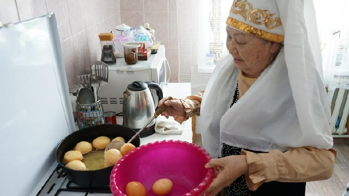 «Бауырсақ апа» из Семея знает десятки рецептов приготовления национального блюда