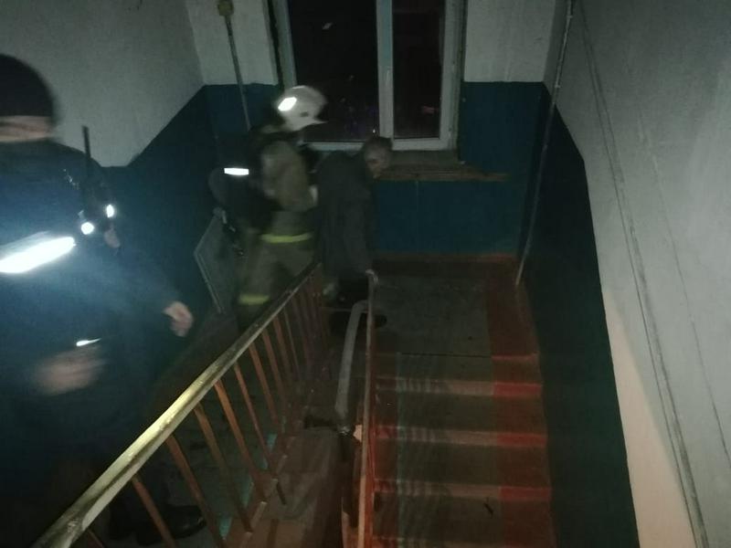 Два человека спасено и 60 эвакуировано при пожаре в жилом доме в Семее
