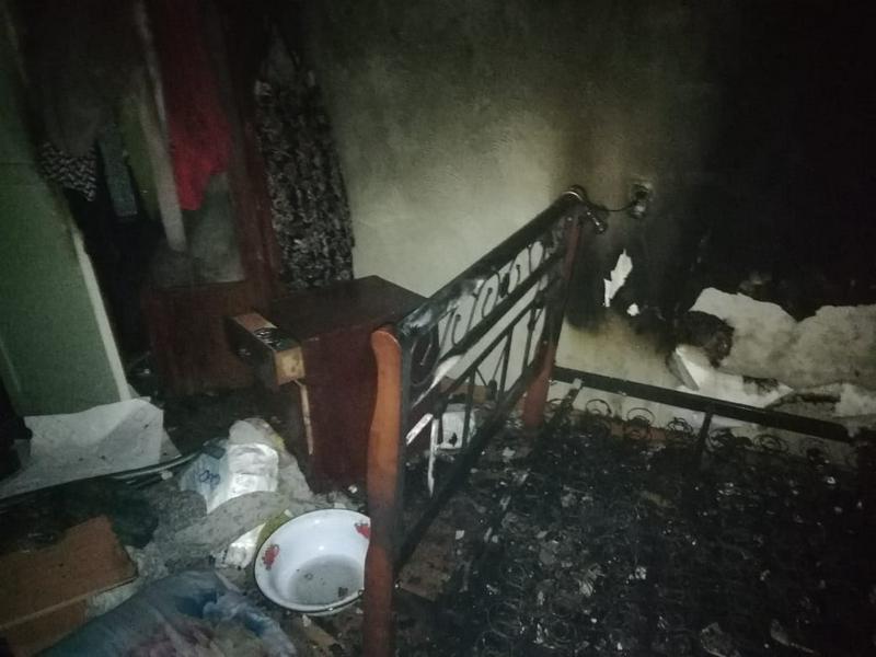 Два человека спасено и 60 эвакуировано при пожаре в жилом доме в Семее