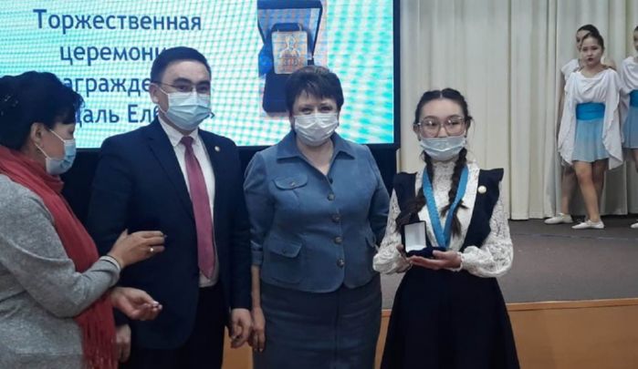В Семее школьников наградили медалью Елбасы