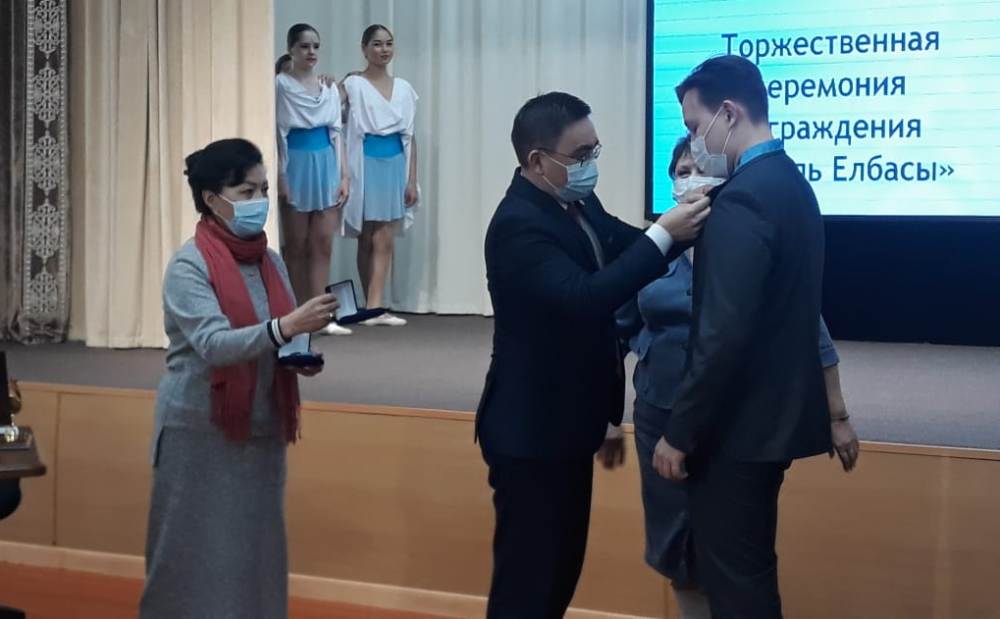 В Семее школьников наградили медалью Елбасы