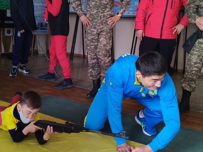 Встреча детей военнослужащих с чемпионом Азии