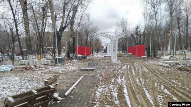 Центральный парк Семея в ноябре 2020 года. Фото — правозащитника Ильи Бароховского.