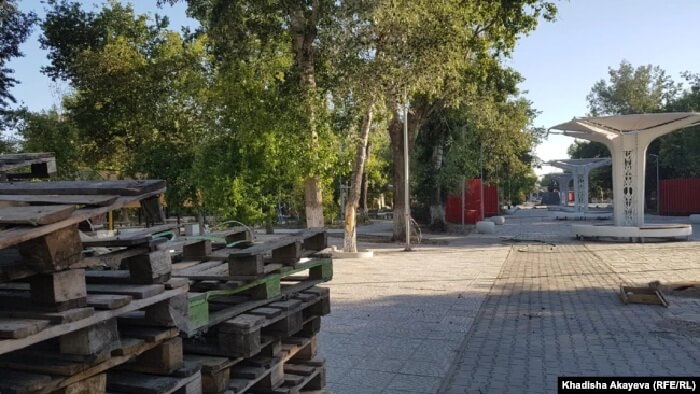 Так Центральный парк Семея, где уже полтора года идет реконструкция, выглядел 29 мая 2021 года.