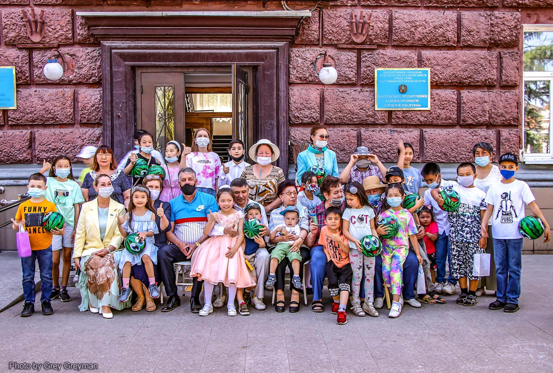 Дети рисуют дом!
