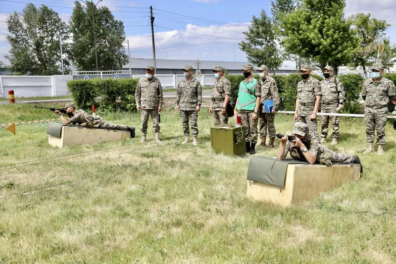 Министр обороны провел встречу с солдатами срочной службы в Семее 