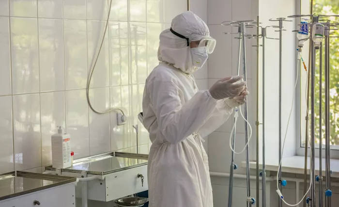 «Люди считают, что это все заговор». Откровения врача инфекционного госпиталя