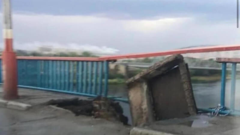 В Семее обвалилась часть «старого моста»