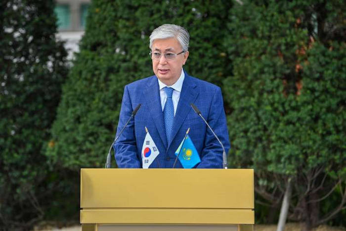 Токаев открыл бюст Абая в Сеуле