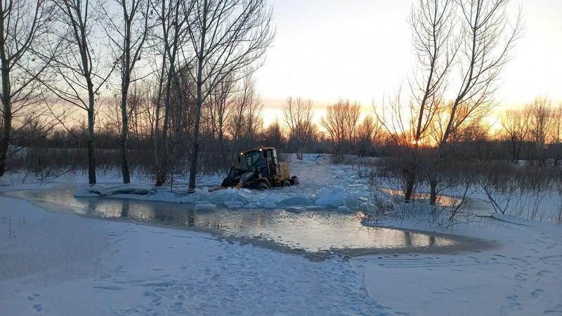Водитель погрузчика провалился в воду на островке в Семее