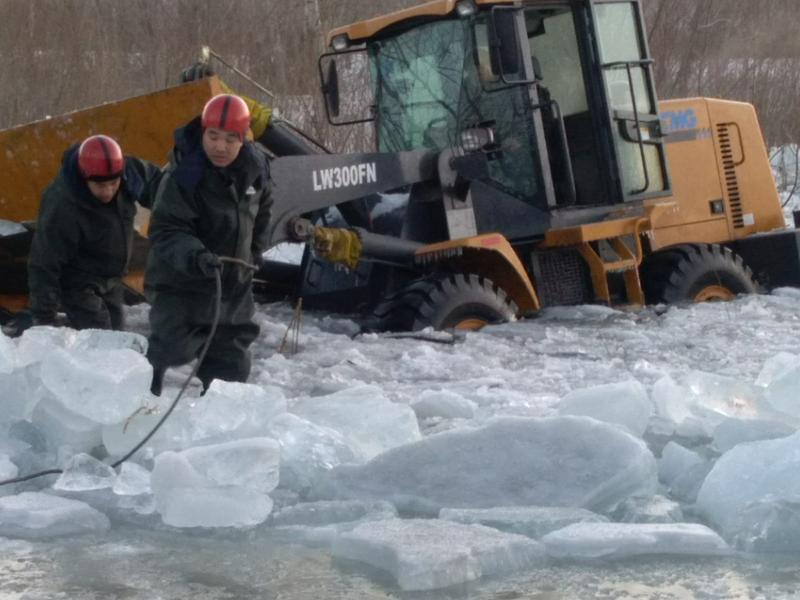 Водитель погрузчика провалился в воду на островке в Семее