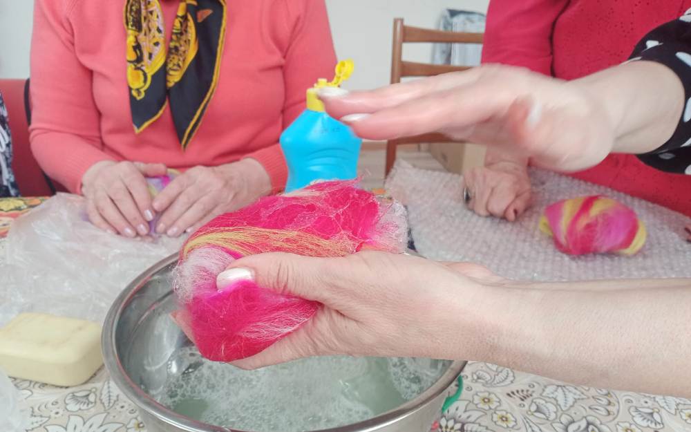 В Семее мастерицы сделали мыло-мочалку из войлока
