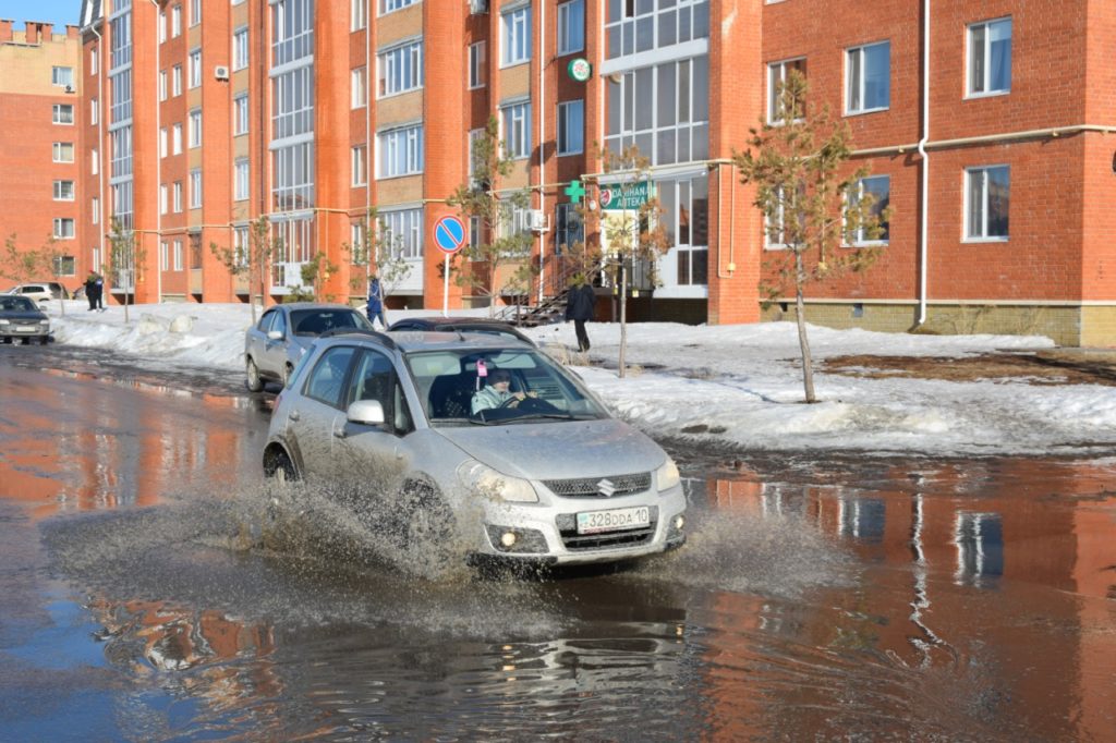Костанай утопает в воде, грязи и мусоре, подрядчики судятся, чиновники разводят руками
