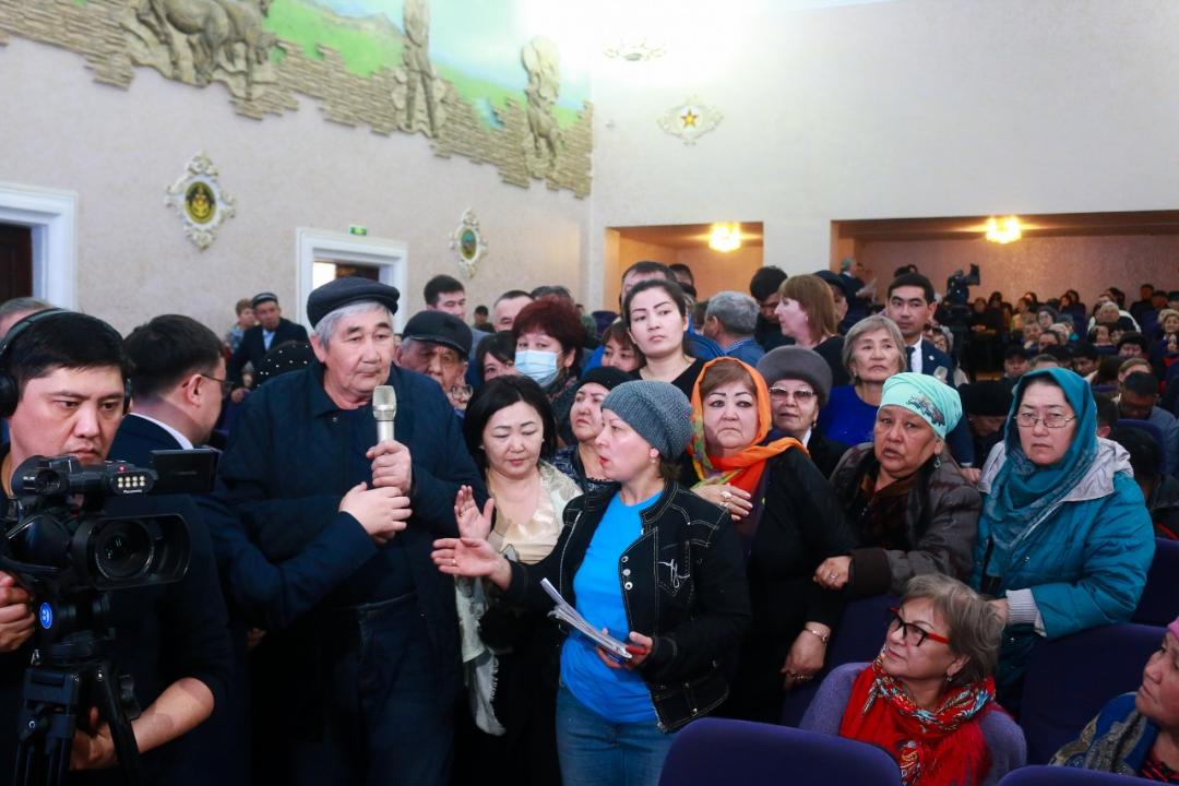 Аким Семея провёл отчетную встречу с жителями города