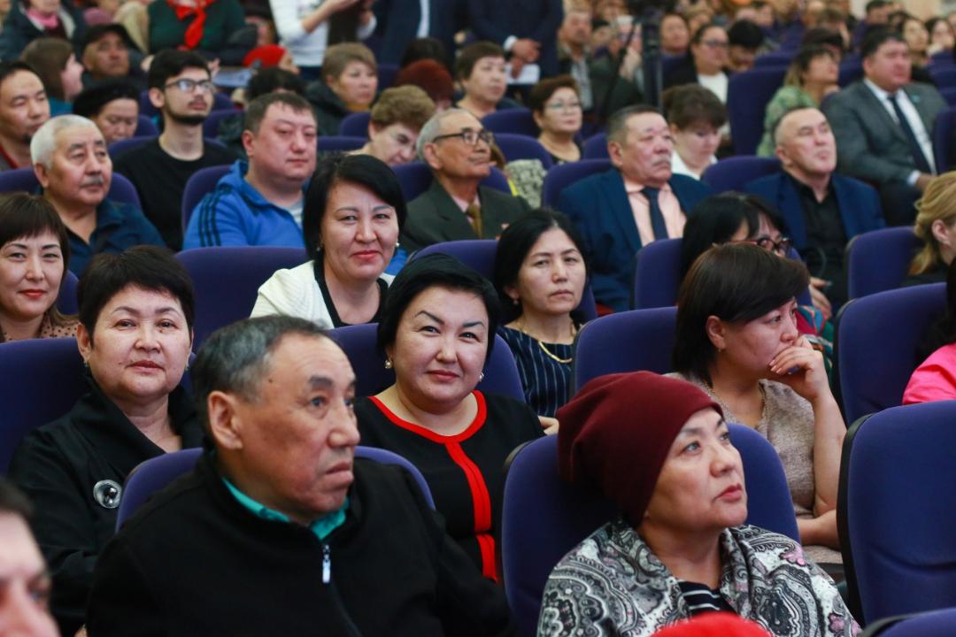 Аким Семея провёл отчетную встречу с жителями города