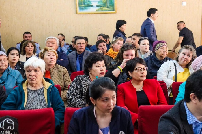 Отчетную встречу провёл аким Семея с жителями окраин города