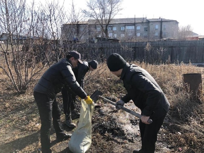 В Семее волонтеры помогают одиноким пенсионерам
