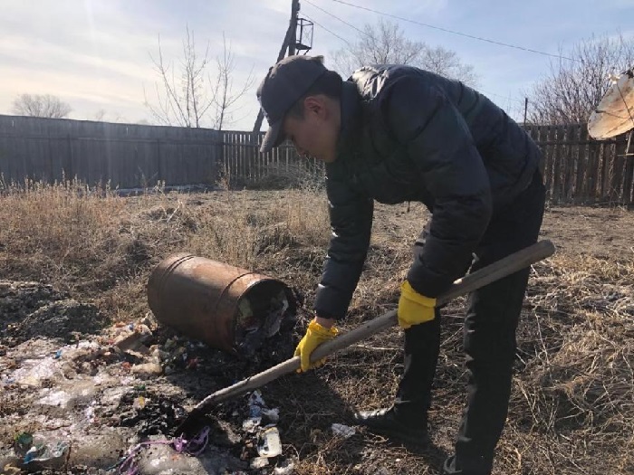 В Семее волонтеры помогают одиноким пенсионерам