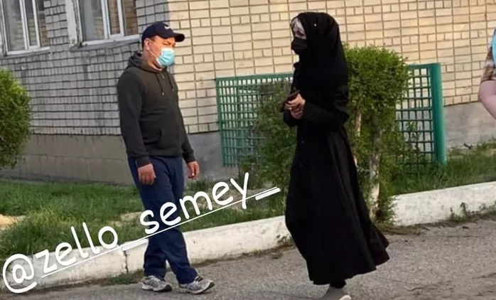 Девушки в странной черной одежде приставали к детям в Семее