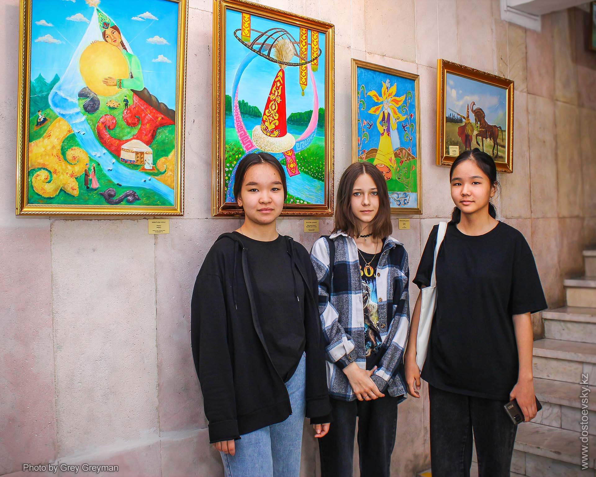 «Цвета радуги» - выставка творческих работ учащихся Детской художественной школы проходит в Семее
