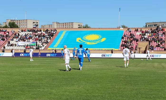 Звезды футбола сыграли матч на стадионе в Семее