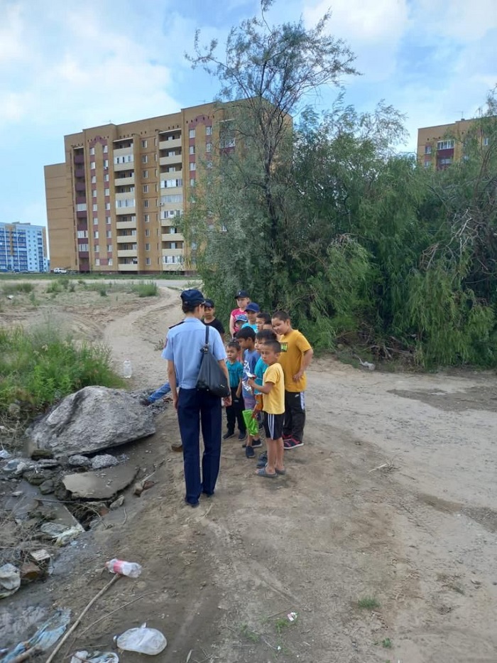 Дети устроили купания в канализационном колодце в Семее
